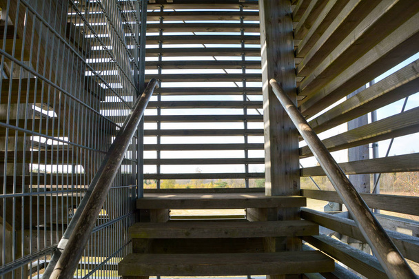 Внутри - лестница в деревянной смотровой башне
   - Фото, изображение