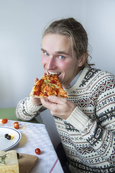 handsome guy eating christmas pizza - 写真・画像