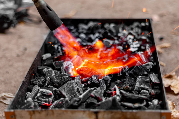 carvão de queima com chama
 - Foto, Imagem