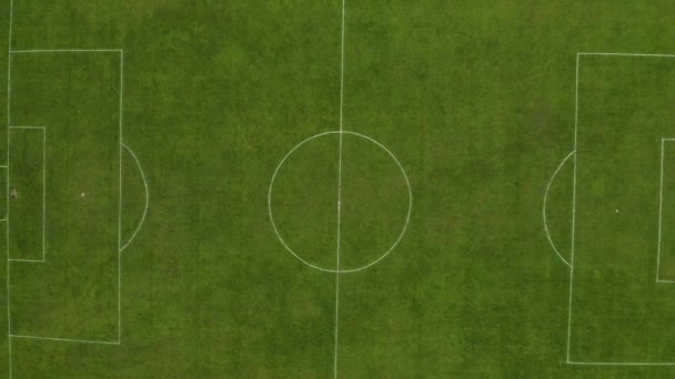 Letecký 4k záběr letící vzhůru nad fotbalové hřiště se dívá přímo nad něj v pohledu z ptačí perspektivy v prosinci 2019 - Záběry, video