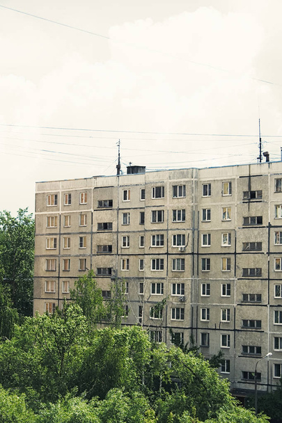 Фасад старого многоэтажного здания времен СССР
 - Фото, изображение