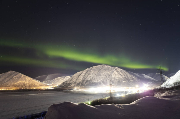 Nordlichter auf den nächtlichen Bergen im Hintergrund - Foto, Bild