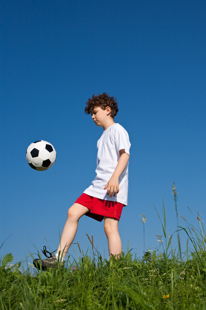 Boy playing football - 写真・画像