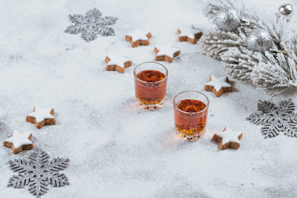 Two glasses of whiskey or bourbon, star cookies and decoration o - Foto, Imagem