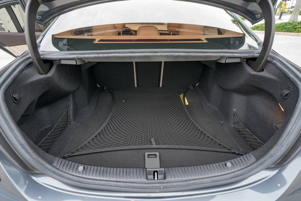 Багажник Mercedes C300 с открытым видом
 - Фото, изображение