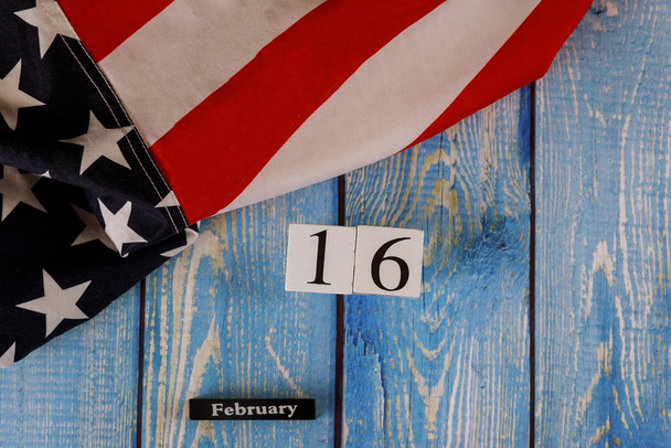 16 Şubat takviminde güzel sallanan yıldız ve çizgili Amerikan bayrağı eski ahşap tahtada. - Fotoğraf, Görsel