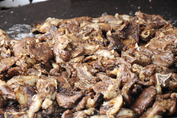 Szelektív összpontosított bárány grill a malajziai Hawkers piacon. A húst grill előtt különleges fűszerekkel pácolták, hogy különleges íze legyen..   - Fotó, kép
