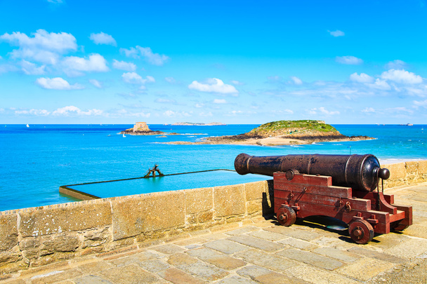 Old cannon along Saint Malo wall ramparts and fort. Brittany, F - Photo, Image