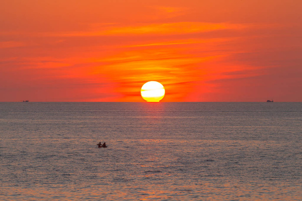 punainen auringonlasku meren yläpuolella Kata rannalla Phuket Thaimaa - Valokuva, kuva