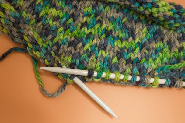 Knitting needles and multi-colored threads. - Zdjęcie, obraz