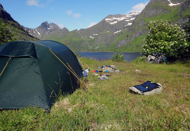 Wildes Zelten in einem winzigen Zelt  - Foto, Bild