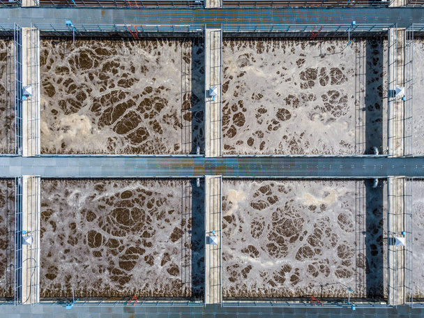プール付き排水処理プラントの空中図 - 写真・画像