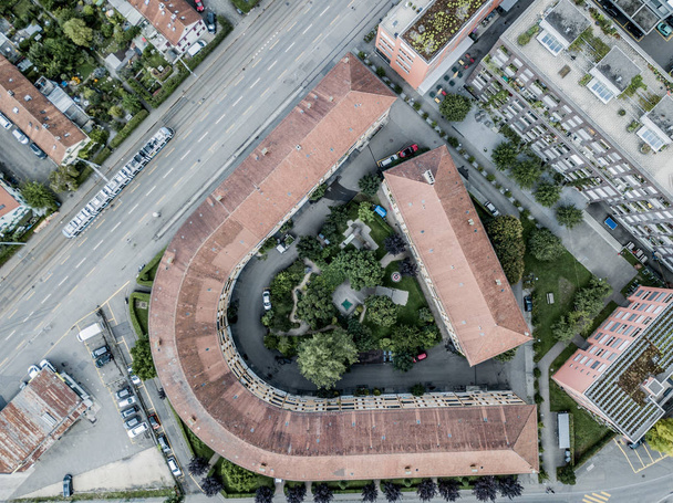 Вид с воздуха на городские здания с квартирами в маленьком городке
 - Фото, изображение