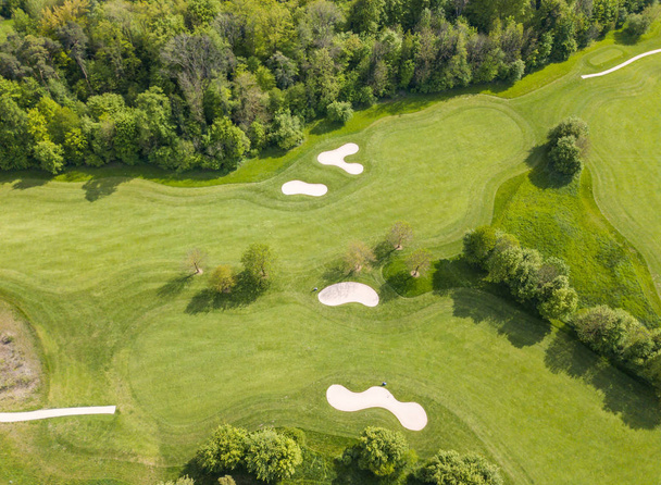 Vista aérea del campo de golf en Europa
 - Foto, imagen