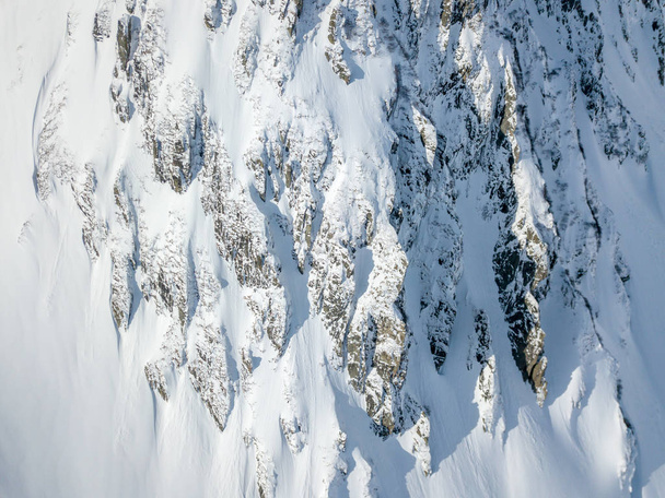 Dağlık alanda karla kaplı hava manzarası. Dağlar  - Fotoğraf, Görsel
