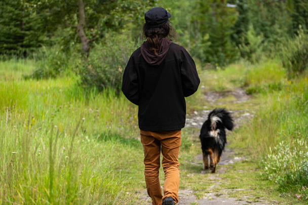 garçon heureux marchant dans les bois avec des chiens
 - Photo, image