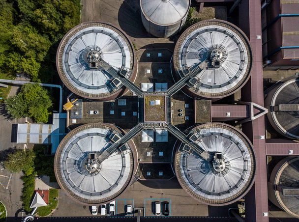  Vista aérea da estação de tratamento de águas residuais na Suíça
 - Foto, Imagem