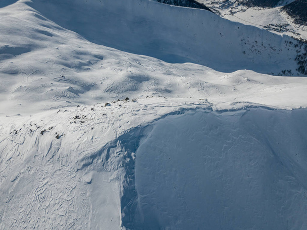 Vista aérea do pico de montanha coberto de neve em alpes suíços
 - Foto, Imagem