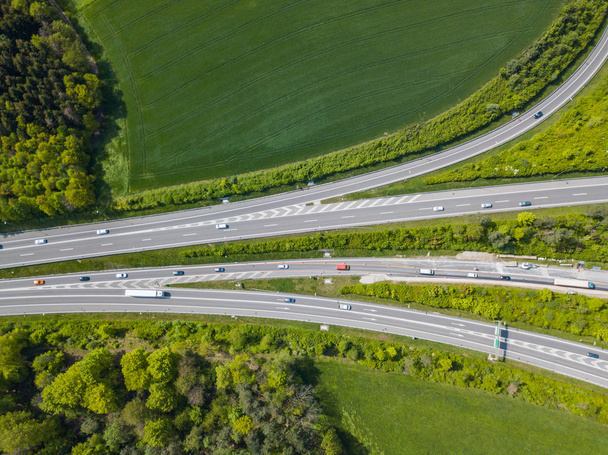Letecký pohled na silnice v zeleném lese ve Švýcarsku. - Fotografie, Obrázek