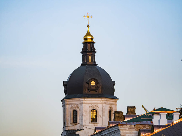 キエフの正教会のドーム上の十字架. - 写真・画像