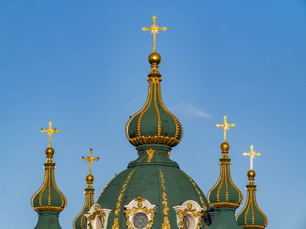 Cruz en la cúpula de una iglesia ortodoxa en Kiev
. - Foto, imagen