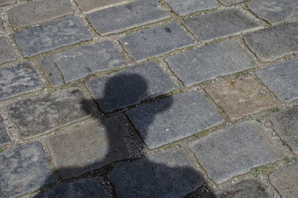 Schatten des Mannes mit Hut auf dem Boden - Foto, Bild