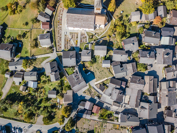 Vista aérea de pequeñas casas en pueblo rural en las montañas suizas
 - Foto, Imagen