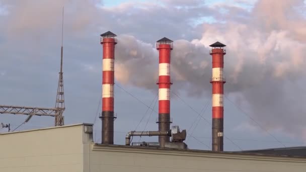 工場のパイプから蒸気が空気を汚染する - 映像、動画