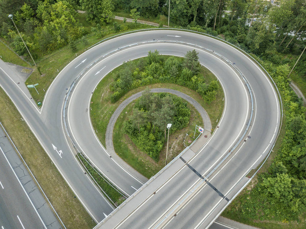 Вид с воздуха на круглую дорогу, соединяющую шоссе
 - Фото, изображение