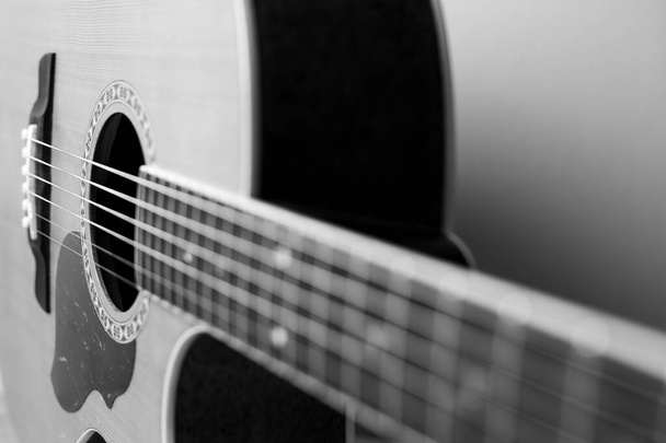 Akoestische gitaar die klassiek en mooi is - Foto, afbeelding