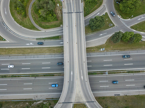 Luftaufnahme einer Kreisstraße, die eine Autobahn verbindet - Foto, Bild