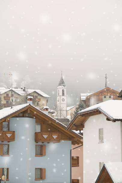 Новогодняя атмосфера в маленьком городке Андало, Доломиты, Италия
 - Фото, изображение