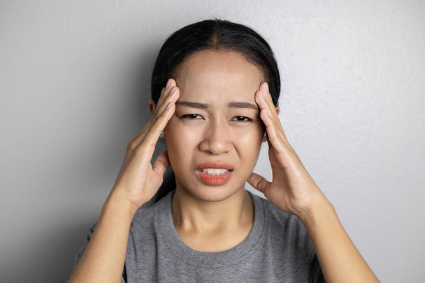 Молодая женщина со стрессом и головной болью
. - Фото, изображение