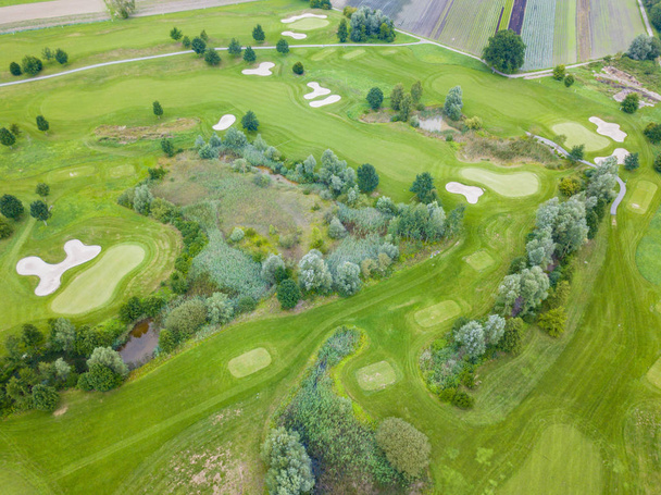 Vista aérea do campo de golfe na Europa
 - Foto, Imagem