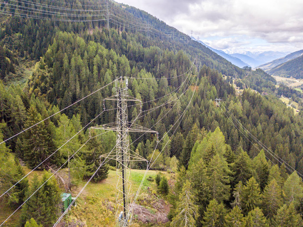 Vista aérea do pilão da linha elétrica na área montanhosa na Suíça
 - Foto, Imagem