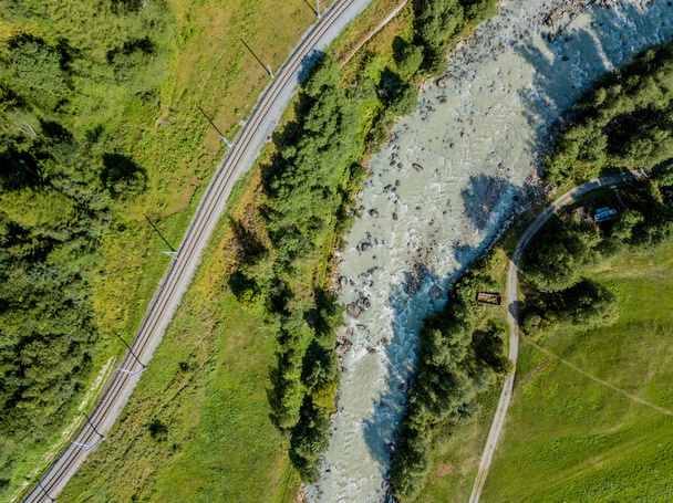 Vista aérea de las vías férreas en los Alpes en Suiza
 - Foto, imagen