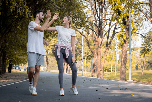 Jeunes couples jogging dans le parc
. - Photo, image