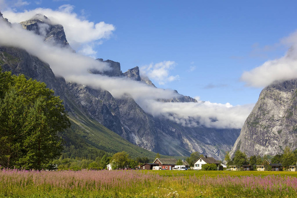 ノルウェーの美しい山々の眺め.  - 写真・画像