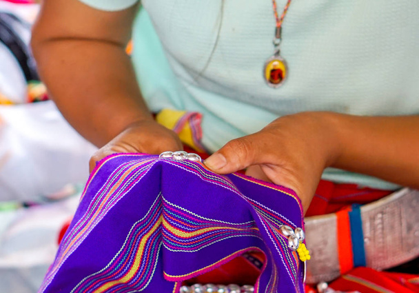 Primeros planos de Tailandia Las damas de la tribu Hill están demostrando la costura y decoración de disfraces para turistas en su pueblo
. - Foto, imagen