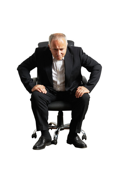 Старший мужчина сидит на стуле - Фото, изображение