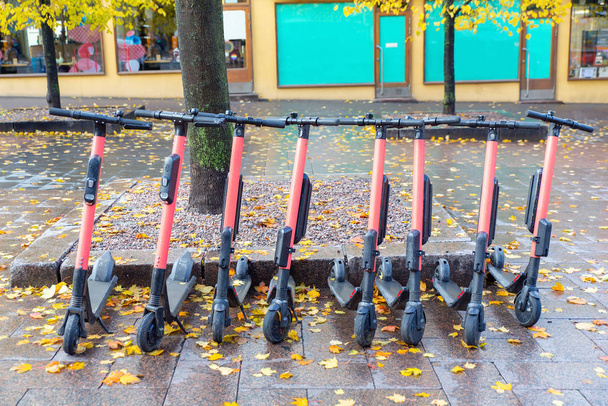 Электрические шаги припаркованы на торговой улице
 - Фото, изображение