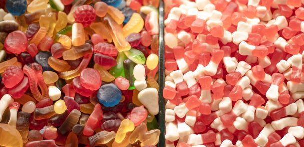 Różnorodność słodkich cukierków żelki w różnych kolorach. - Zdjęcie, obraz