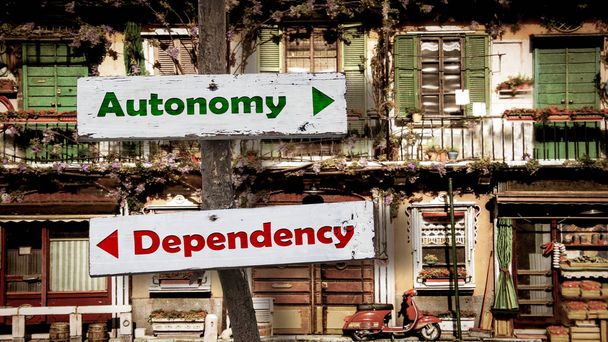 Señal de calle a la autonomía frente a la dependencia
 - Foto, Imagen