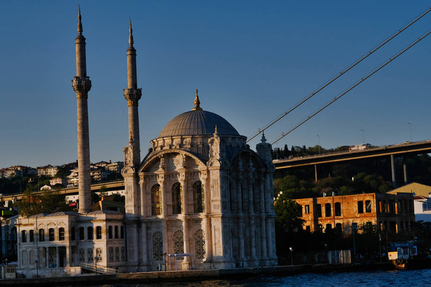 Ortaky / Ortakoy Moskee en Bosporusbrug. - Foto, afbeelding