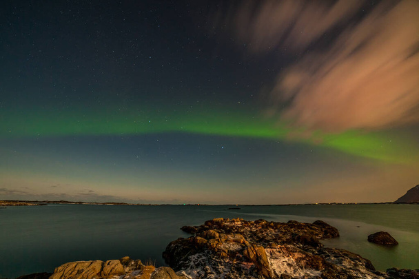 úžasné polární světla, Aurora borealis přes hory na severu Evropy Lofoten ostrovy, Norsko - Fotografie, Obrázek