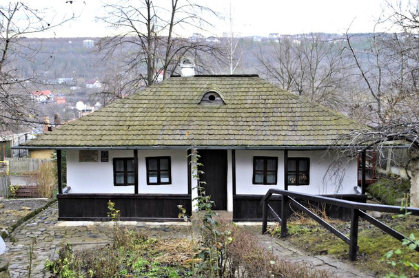 Velha cidade romena Iasi bela casa de aldeia arquitetura camponesa natureza fundo
  - Foto, Imagem