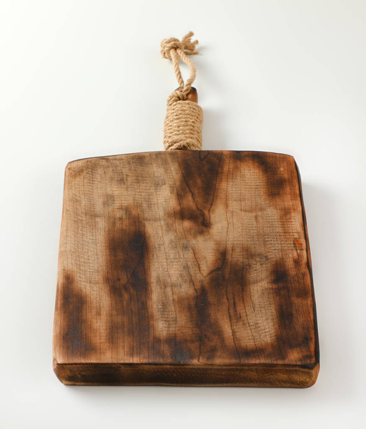 Tabla de cortar de madera rústica o bandeja de servir
 - Foto, Imagen
