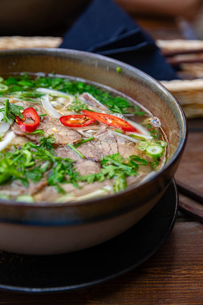 Świeża zupa Pho serwowana na stole w restauracji - Zdjęcie, obraz