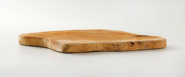 Tabla de cortar de madera con borde natural
 - Foto, Imagen