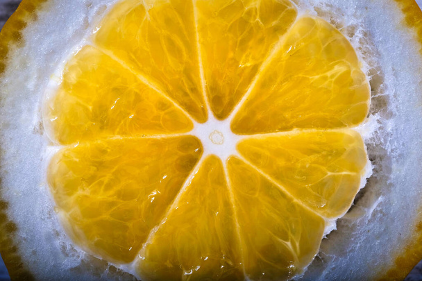 Beyaz arkaplanda olgun limonlarla kompozisyon - Fotoğraf, Görsel